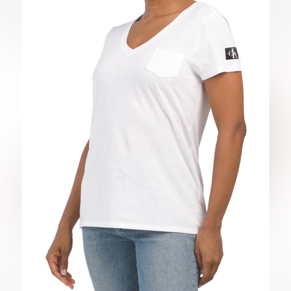 CALVIN KLEIN JEANS Women’s Short Sleeve V-neck Pocket Tee Medium